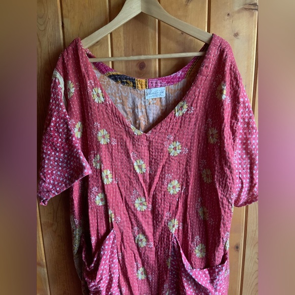 Kantha Bae Oversized Tunic in red & cream with flowers - Picture 3 of 8